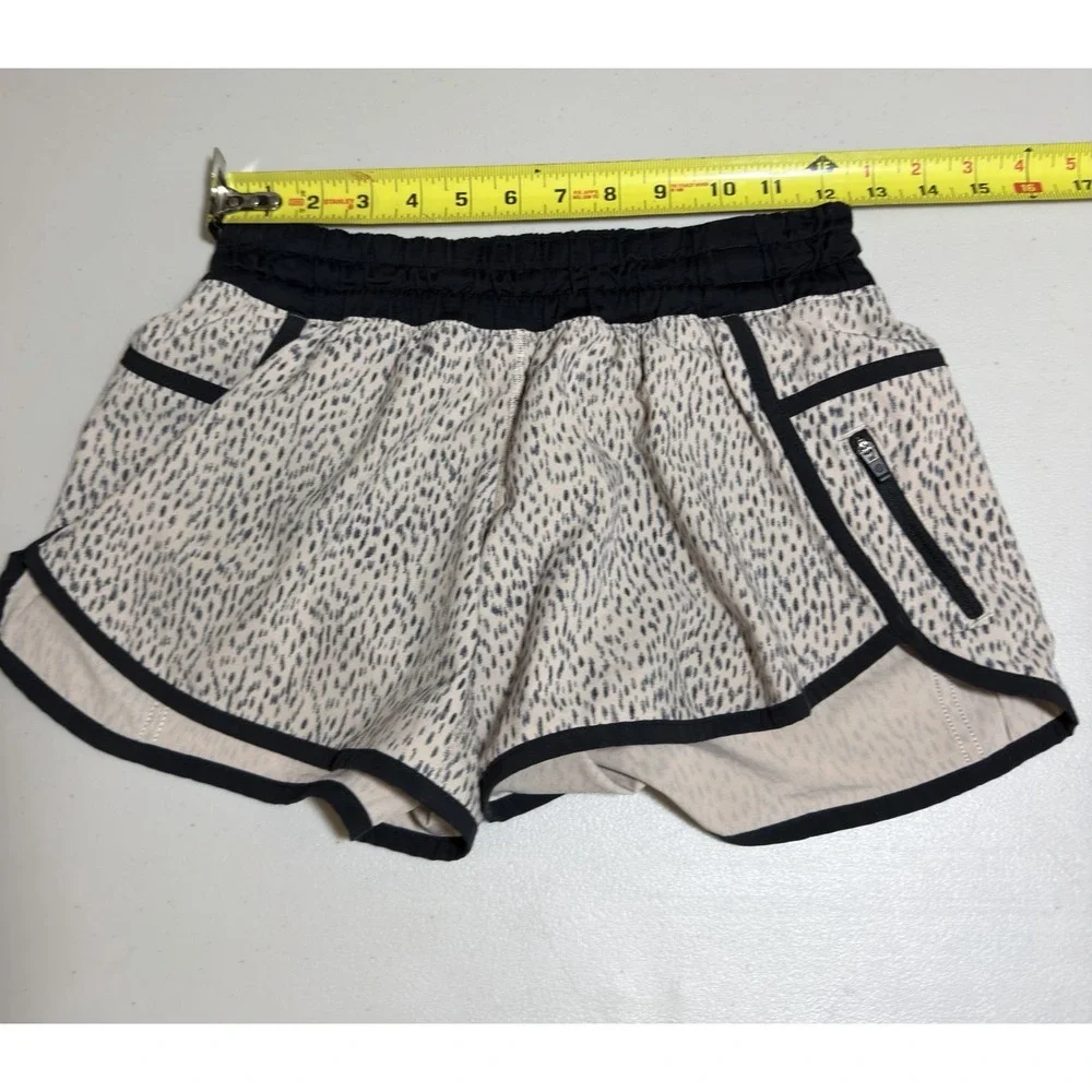 Lululemon Shorts Women's 4 Tracker‎ Lined Dottie Dash Grain Black Yoga 4